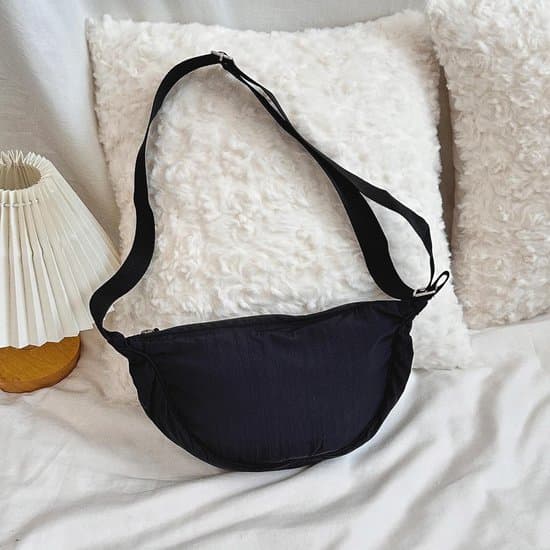 Fluffig halvmåneformad \"Dumpling\" Axel-/Crossbodyväska - Off-White
