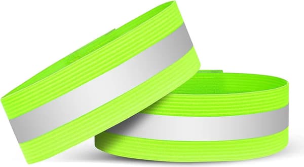 Ett par reflexband, reflexarmband, handledsremmar och reflexsäkerhetskit för jogging