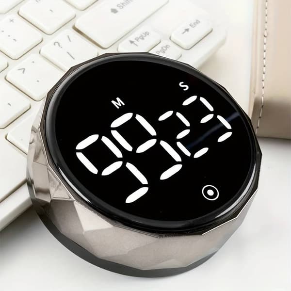 En stationær LED digital timer med selvjusterende rotation, magnetisk design