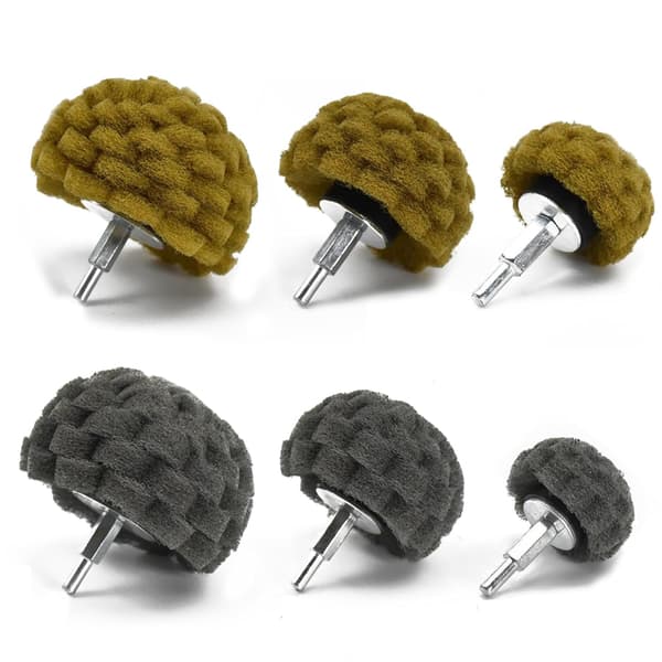 Seks grå og gule slibehoveder af non-woven til polering.