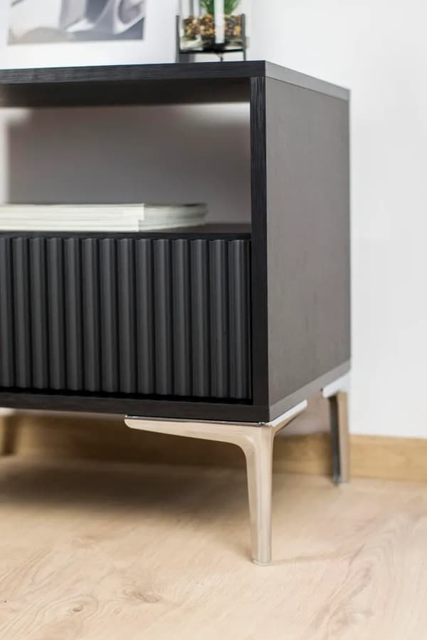 Et sæt med fire møbelben, elegant sølvforkromning, 12 cm.