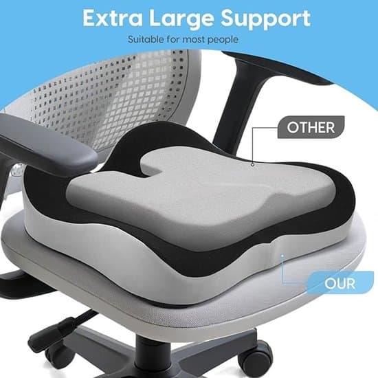 Ergonomisk sædehynde i memoryskum giver behagelig støtte.