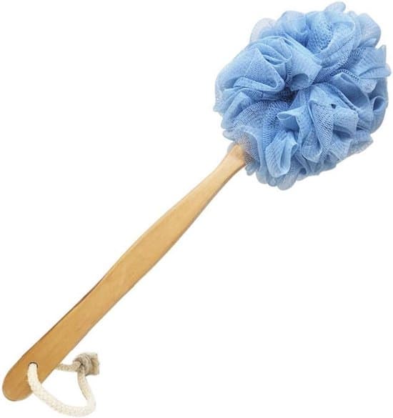 Långskaftad badborste i trä med luffasvamp, lämplig för hudskrubbning.