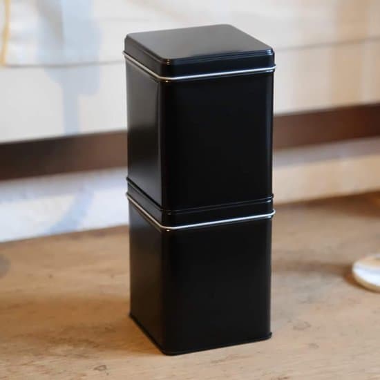 Firkantede tedåser - stabelbare - metal - mål: 9,2 x 7,8 x 7,8 cm - sæt med 6 - sort