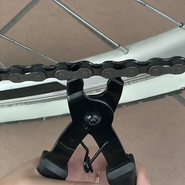 Sorte cykelkædetænger til adskillelse og reparation.
