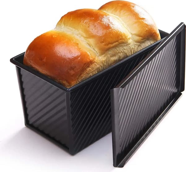 To toastbrødsforme med låg
