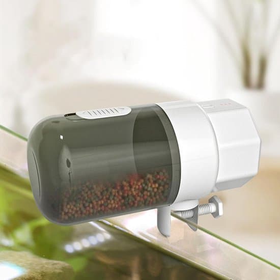 Batteridrevet automatisk foderautomat til fiskepiller og flagefoder