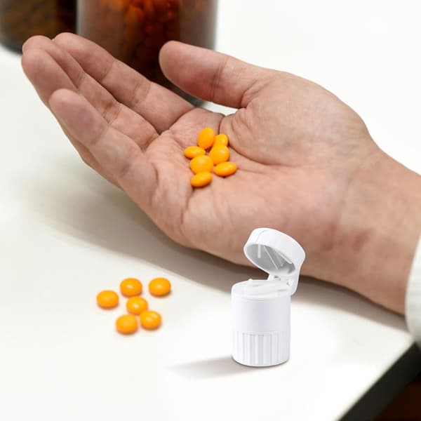 2-pack bärbar 4-i-1 spraytablettkvarn med drickskopp och pillerlåda - vit