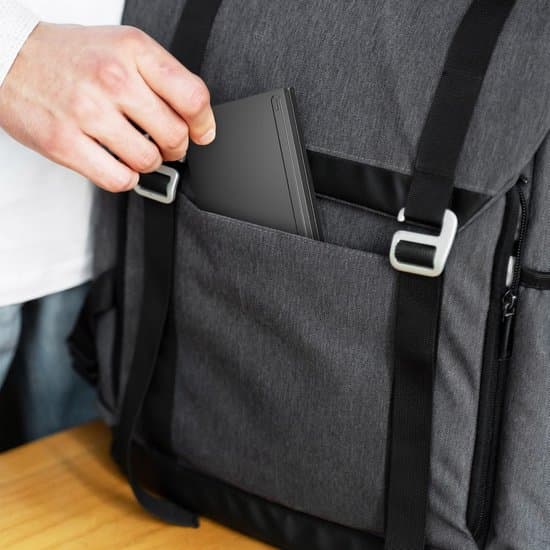 Mini hopfällbart Bluetooth-tangentbord - synkroniserar upp till 3 enheter - ultratunt aluminium, resevänligt - för iPhone, iPad, Mac, Android, Windows, iOS (svart)