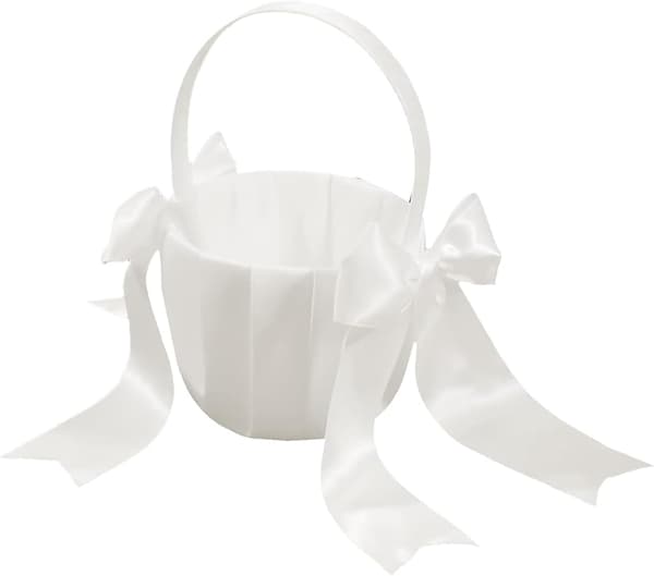 Två bedårande bröllopskorgar i satin för blomsterflickor