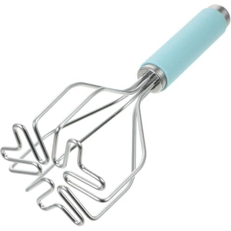 To husholdningsgadgets: en blomsterformet morter og støder lavet af sølvfarvet rustfrit stål.