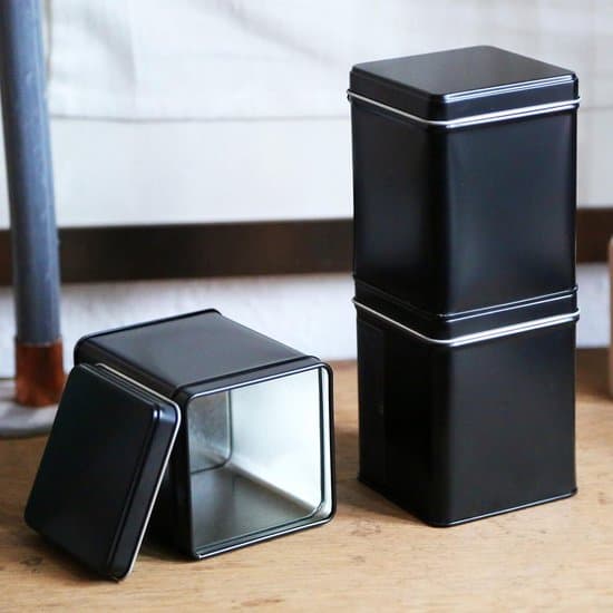Firkantede tedåser - stabelbare - metal - mål: 9,2 x 7,8 x 7,8 cm - sæt med 6 - sort