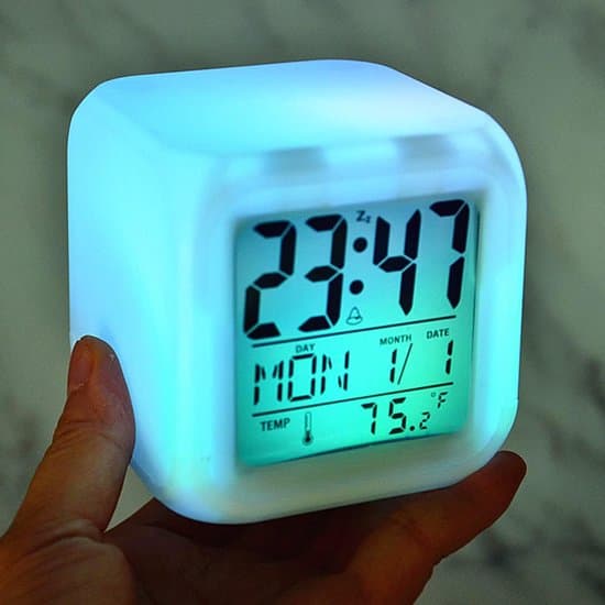 Digital väckarklocka - LED sovrumsklocka med 7 färger