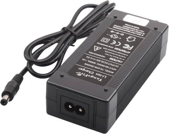 Batterioplader 29,4 V til skateboard, scooter og lithiumbatterier