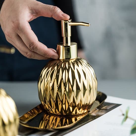 Moderne guld keramisk sæbedispenser, velegnet til badeværelser og køkkener.