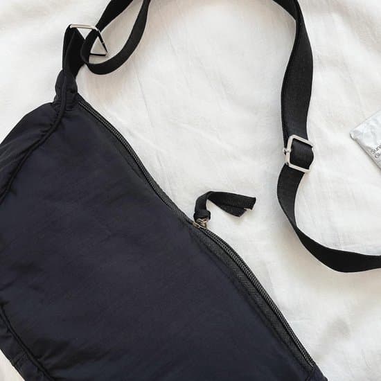 Fluffig halvmåneformad \"Dumpling\" Axel-/Crossbodyväska - Off-White