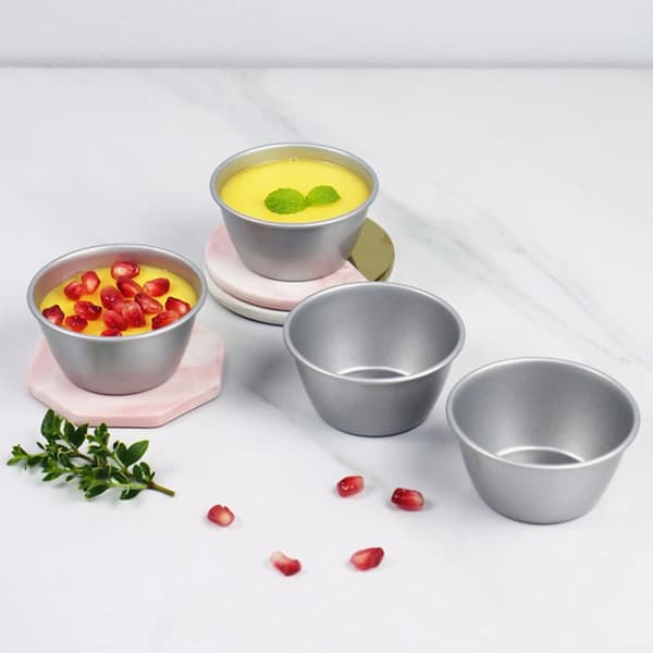 Et sæt med 6 buddingforme i kulstofstål, non-stick bageforme, cupcakeforme og muffinforme.
