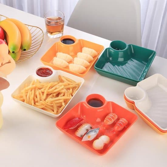 8-delad spansk snackbricka och chipstallrikset med dippsås, garnering och fruktskålar