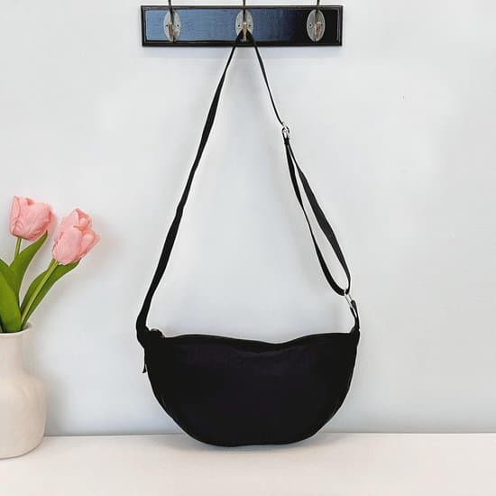 Fluffig halvmåneformad \"Dumpling\" Axel-/Crossbodyväska - Off-White