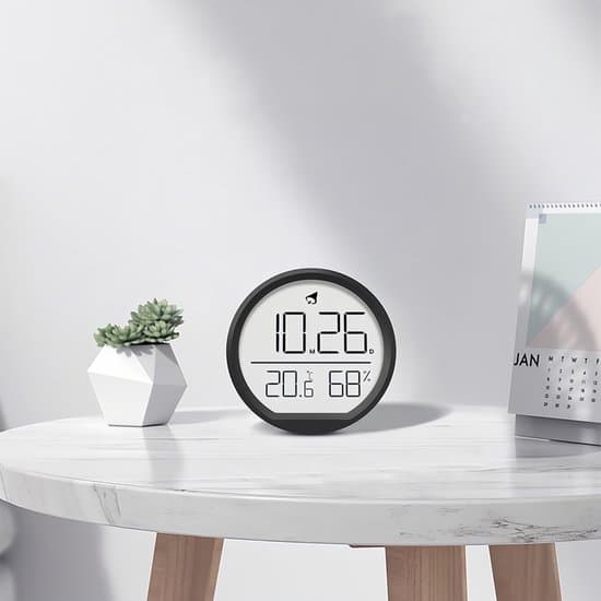 Digitaalinen kello LCD-lämpömittarilla ja kalenterilla - Musta