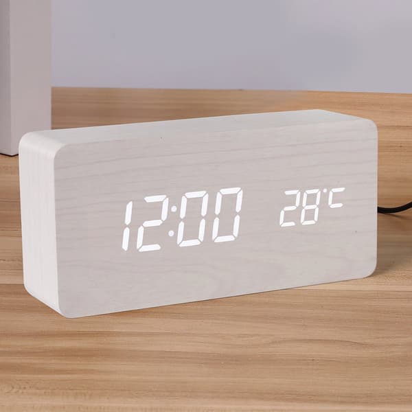 Triangulär väckarklocka med träådring. Digital väckarklocka med tydliga LED-siffror och temperaturvisning.