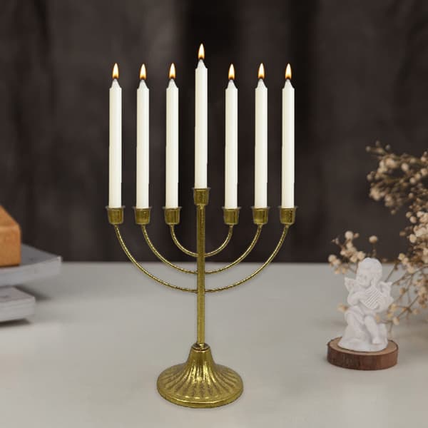 Kullattu rautainen monipäinen hanukkakynttelikkö