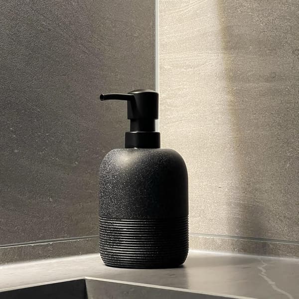 2-delt sort sæbedispenser sæt håndsæbe lotion dispenser til badeværelse elegant indretning køkkenvask