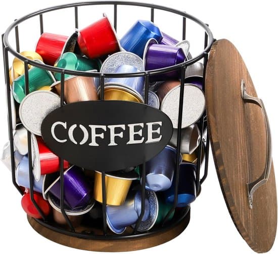 Kaffekapselorganizer med låg, retro træbase og sort trådkurv