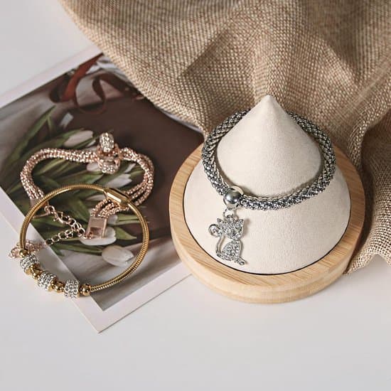 Konformad bambuarmbandshållare (beige), lämplig för mässor.