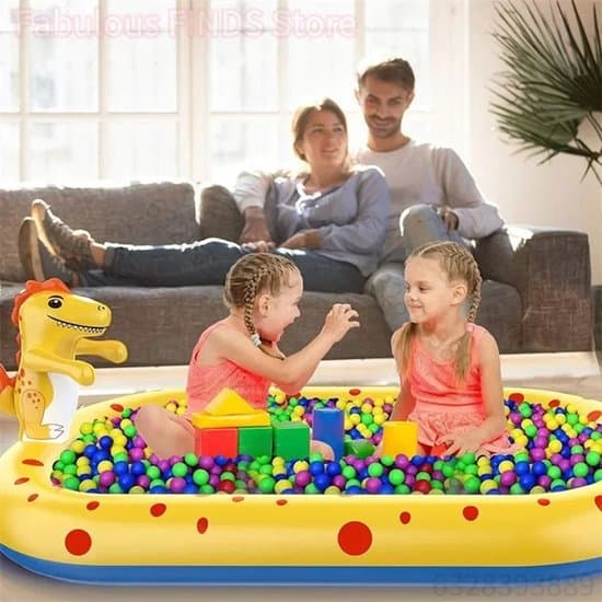 Oppustelig dinosaurpool med indbygget springvandsfunktion til børn