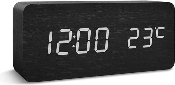 Triangulär väckarklocka med träådring. Digital väckarklocka med tydliga LED-siffror och temperaturvisning.
