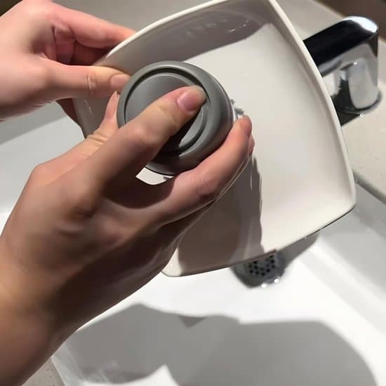 Tvåldispenserande handdiskborste med förvaringsställ (grå), diskborstset för diskbänken.