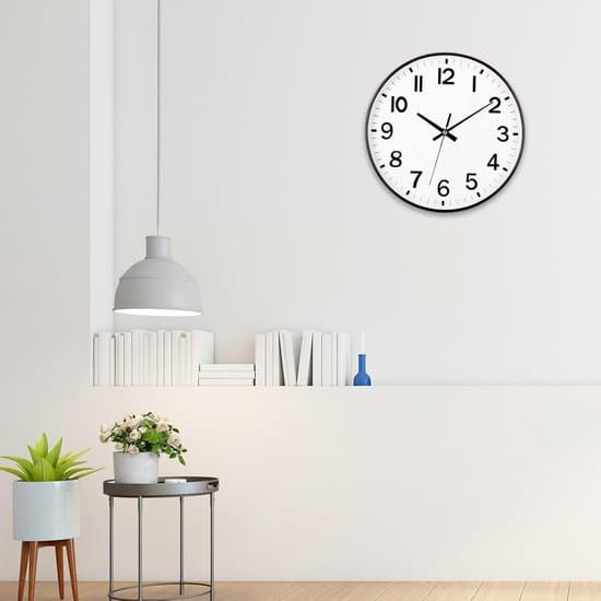 Moderne minimalistisk vægur i træ (hvid + sort, 24,5 cm)