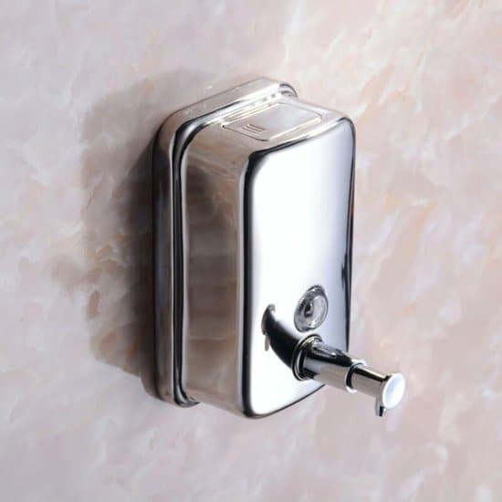 Vægmonteret sæbedispenser, lavet af rustfrit stål med en poleret finish.