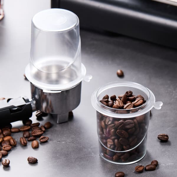 Två kaffebehållare för espresso pour-over.