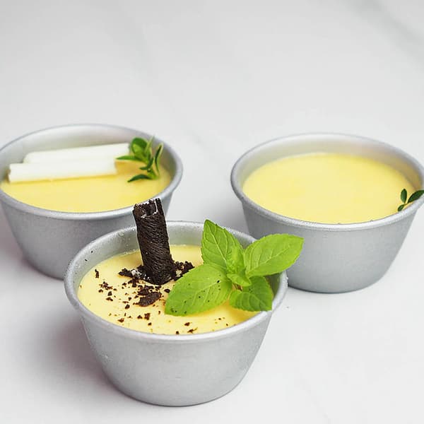Et sæt med 6 buddingforme i kulstofstål, non-stick bageforme, cupcakeforme og muffinforme.