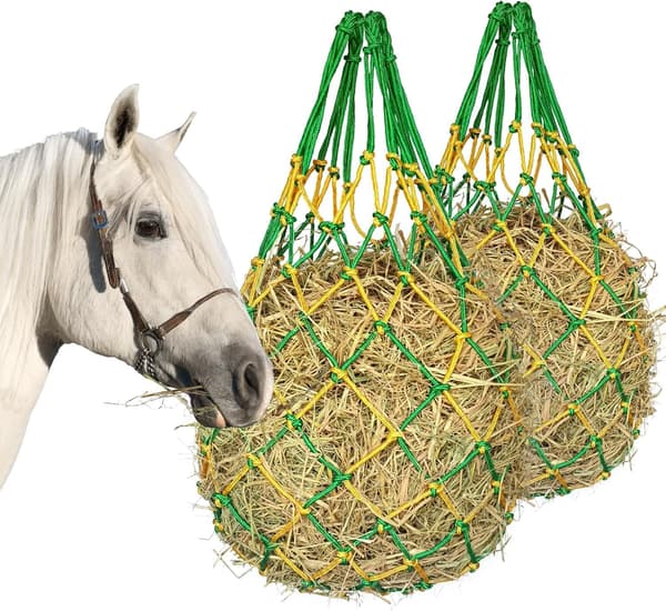 Två hängande höfoderpåsar för stallhage - grön och gul