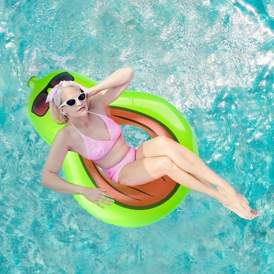 Oppustelig avocado svømmering, 110 cm, avocado pool float, vandflydende legetøj til børn og voksne.