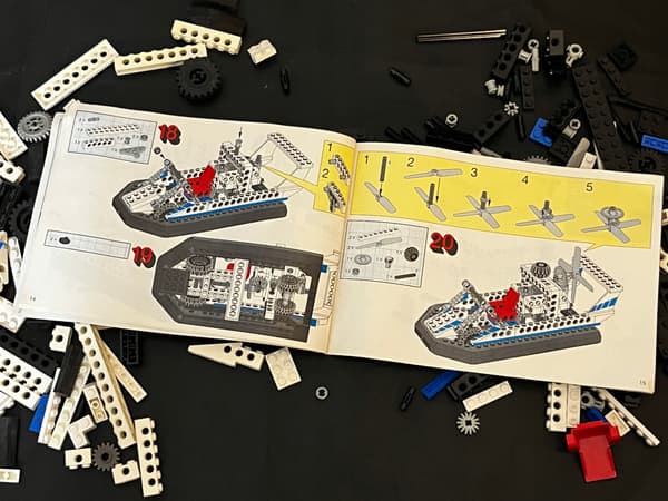 8824 LEGO Hoovercraft