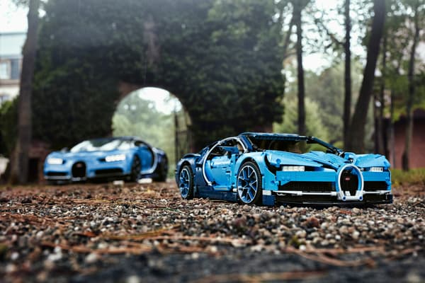 LEGO Technic Bugatti Chiron 42083 (((( dented box ))))