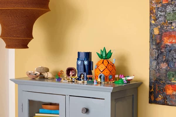 LEGO ICONS 11386 SpongeBob SquarePants: Bikini Bottom