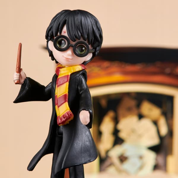 HARRY POTTER FIGURINE WITH WAND, 7 CM