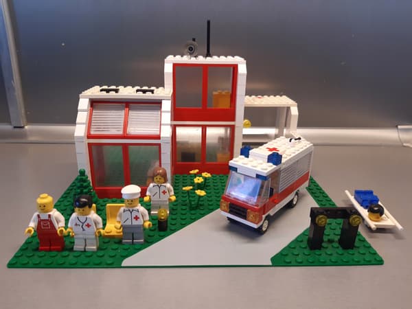 LEGO 6380 Emergency Treatment Centre