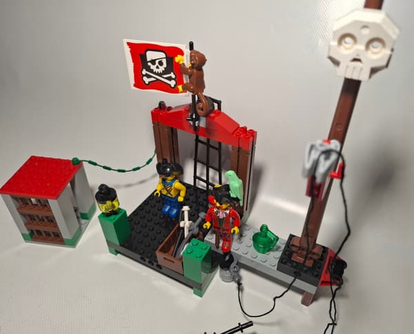 LEGO Pirates: 7073 – Pirates’ Dock