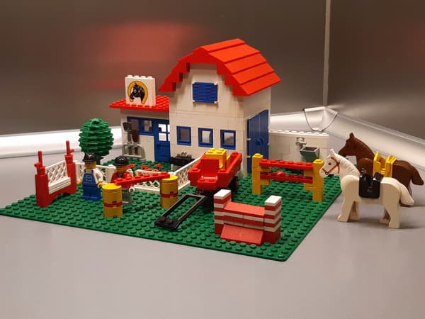 LEGO 6379 Riding Stable (No. 2)