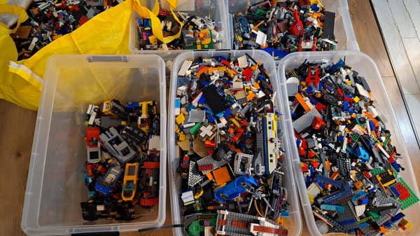 Lego mix from 1 kilogram (kg) – original bricks plus a minifigure