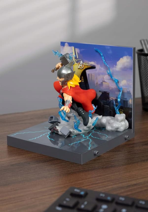 Marvel Superama Mini Diorama: Thor in God Mode (Black Light) Exclusive 10 cm