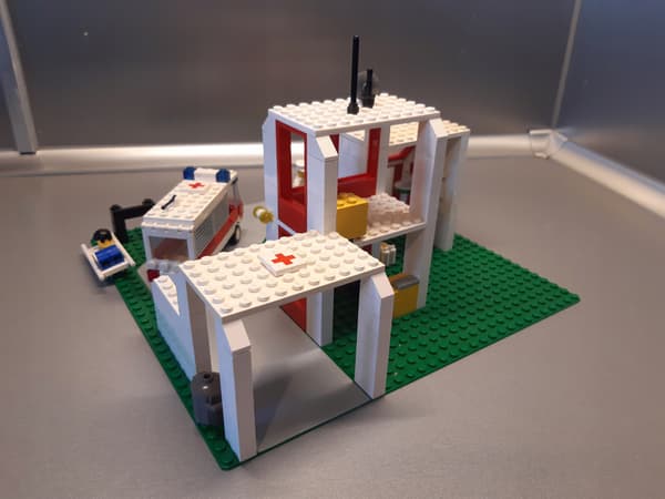 LEGO 6380 Emergency Treatment Centre