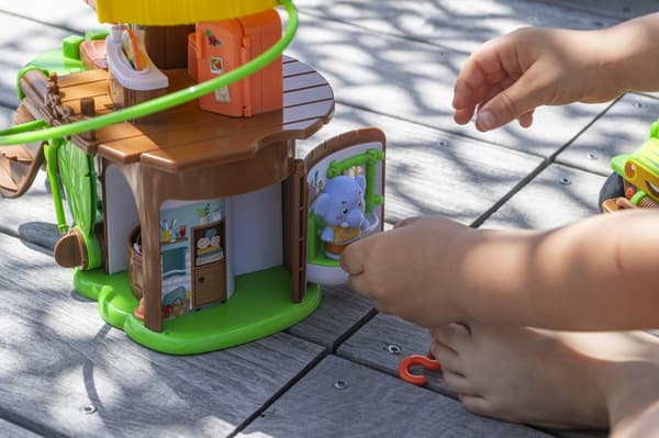 CHLOROPHYLL TROPICAL COLOURFUL HOUSE WITH FIGURINE – INTERACTIVE TOY
