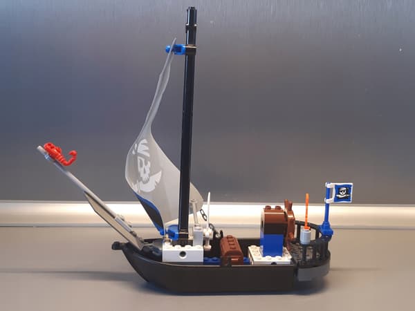 LEGO Pirates 7072 Kragg’s Pirate Boat